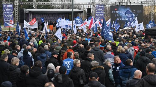 Tisíce lidí se ve čtvrtek sešly před hutním podnikem Liberty Ostrava na protestním mítinku za zachování výroby, který začal čtvrt hodiny po poledni