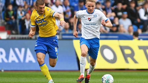 Ostravský fotbalista Matěj Šín (vpravp) se snaží utéct Nemanja Mičevićovi z Teplic