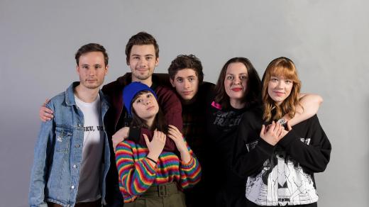 Představitelé webseriálu TBH s jeho tvůrkyní Lucií Kajánkovou (druhá zleva) a scénáristou Jakubem Haubertem (první zprava)