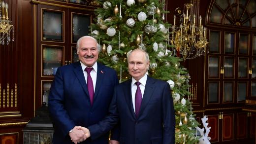 Putin Bělorusko v pondělí navštívil poprvé od června 2019, tedy poprvé od pandemie covidu-19 a vlny běloruských prodemokratických protestů z roku 2020