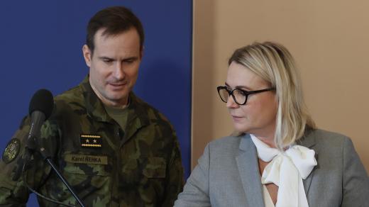 Náčelník generálního štábu Karel Řehka s ministryní obrany Janou Černochovou