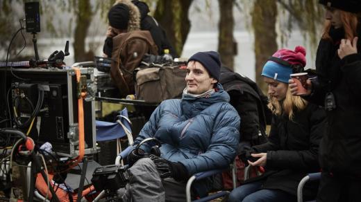 Režisér Olmo Omerzu při natáčení filmu Všechno bude.