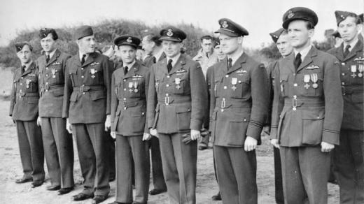 Piloti 310. československé stíhací perutě RAF ve Velké Británii v roce 1942