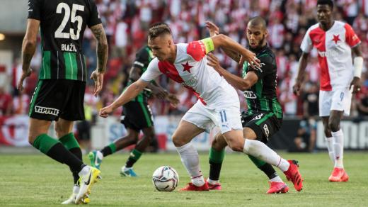 Stanislav Tecl v souboji s Dominikem Csontosem během odvetného utkání 3. předkola Ligy mistrů.