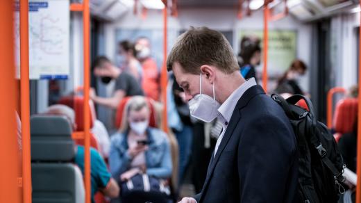 s respirátorem v metru