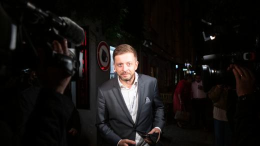 Vit Rakušan odjíždí na jednání s koalicí Spolu.