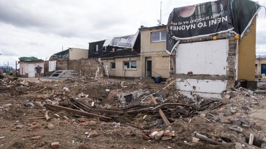 Úklid, obnova a demolice v obci Hrušky týden po zpustošení tornádem.