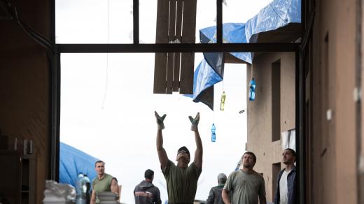 Úklid, obnova a demolice v obci Hrušky týden po zpustošení tornádem.