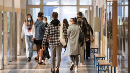 Studenti Gymnázia Nad Štolou 1. září přicházejí do školy.