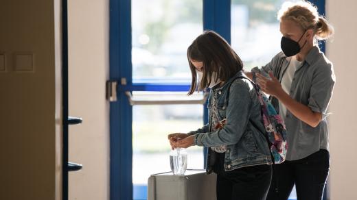 Testování a další hygienická opatření proti covidu-19 mají podle vlády omezit šíření nákazy, aby se školy nemusely zavírat. Loni v září se po zahájení školního roku epidemie prudce zhoršila, takže v říjnu žáci museli přejít v celé České republice na výuku