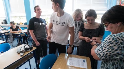 Ve středu ráno se žáci s výjimkou prvňáků a těch, kteří už byli očkováni nebo v posledním půl roce covid prodělali, preventivně testovali. Další termíny pro antigenní testování následují 6. a 9. září. Dvě stovky škol z přibližně 4200 základních a 1300 stř