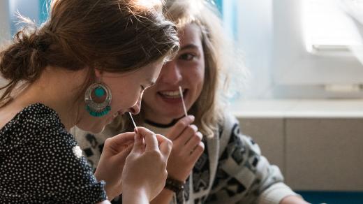 Ve všech školách platí stejně jako letos na jaře či loni kvůli epidemii covidu-19 přísnější hygienická opatření, například častější používání dezinfekce nebo větrání. Na chodbách či v šatnách budou navíc povinné roušky, při výuce nikoliv.