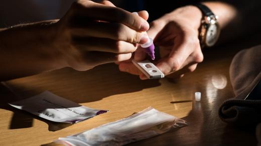 Studenti Gymnázia Nad Štolou 1. září při antigenním testování.