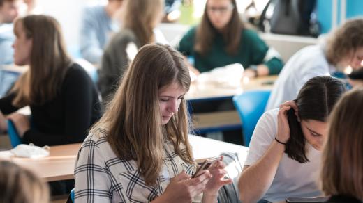 Ministerstvo zdravotnictví nepočítá s tím, že by se opakoval loňský scénář, kdy už v říjnu se většina škol zavřela a většinu školního roku strávili děti a učitelé na online výuce. Jednotlivým třídám a možná i celým školám však uzavření v případě většího r