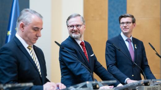 Tisková konference po jednání tripartity. Premiér Petr Fiala, Josef Středula, předseda ČMKOS a ministr dopravy, Martin Kuoka