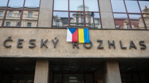 Ukrajinská vlajka na budově Rozhlasu.