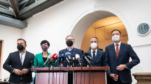 Tisková konference pro jednání budoucí vládní koalice.