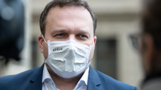 Marián Jurečka přijíždí na zasedání vlády.