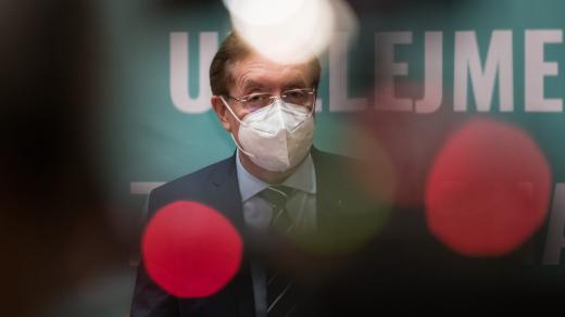 Ministr zdravotnictví Petr Arenberger na tiskové konferenci ohlásil svou rezignaci.