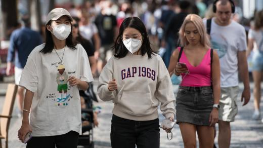 turisté v Praze, ilustrační foto