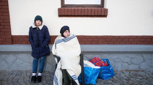 Ukrajinští uprchlíci čekají před dislokovanou pobočkou úřadu práce v Pražské tržnici v Holešovicích.