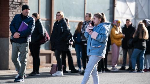 Ukrajinští uprchlíci čekají před dislokovanou pobočkou úřadu práce v Pražské tržnici v Holešovicích.