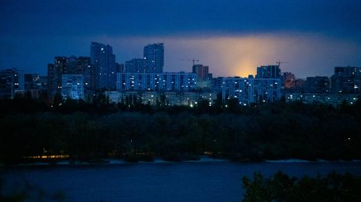 Ranní pohled na východní část Kyjeva.Od čtvrtka  začíná Ukrajina omezovat dodávky elektrické energie