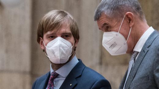 Adam Vojtěch a Andrej Babiš na tiskové konferenci na Ministrestvu zdravotnictví.