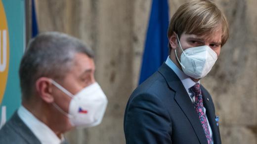 Adam Vojtěch a Andrej Babiš na tiskové konferenci na Ministrestvu zdravotnictví.