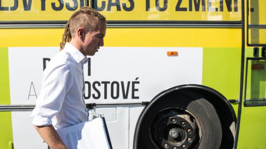 Odjezd volebního autobusu koalice Piráti a Starostové. Ivan Bartoš.