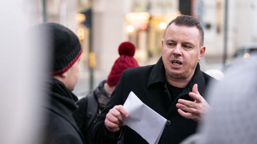 Právník Jindřich Rajchl (Trikolora) diskutuje se senátorem Václavem Láskou, který přišel na Malostranské náměstí vysvětlovat pandemický zákon.