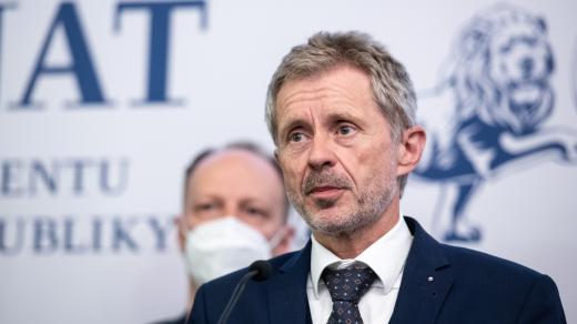 Miloš Vystrčil na tiskové konferenci v Senátu.