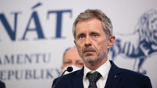 Miloš Vystrčil na tiskové konferenci v Senátu.