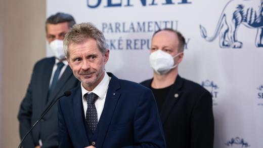 Miloš Vystrčil na tiskové konferenci v Senátu.
