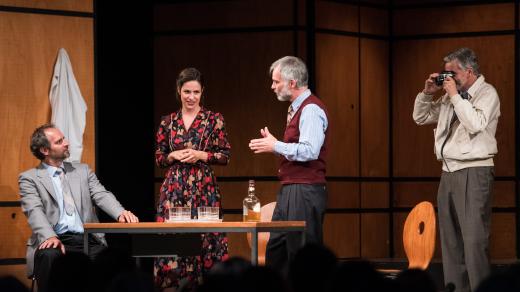 Dejvické divadlo na letní scéně statku Voděrádky. Představení Elegance molekuly.