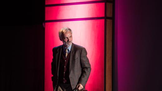 Dejvické divadlo na letní scéně statku Voděrádky. Představení Elegance molekuly.