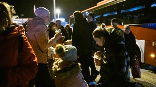 Za hranicí se uprchlíci mohou najíst a autobusy jsou sváženi do dalšího uprchlického místa na okraji města Přemyśl.
