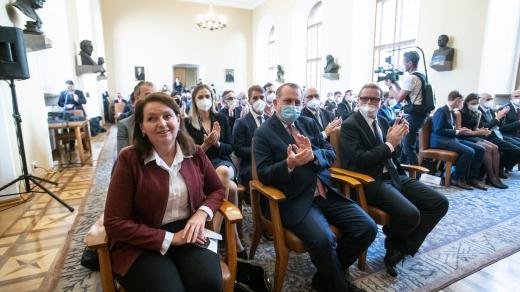 Milena Králíčková se stala po Tomáši Zimovi novou rektorkou Univerzity Karlovy poté co uspěla proti protikandidátovi Michalu Stehlíkovi.