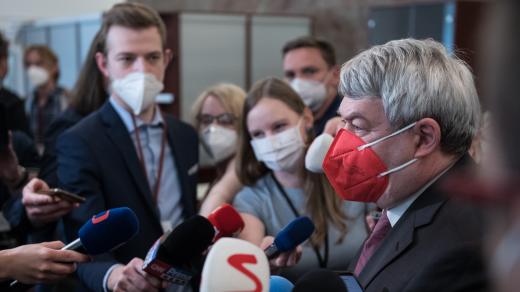 Vojtěch Filip a ostatní poslanci KSČM opustili Poslaneckou sněmovnu ještě před hlasováním.