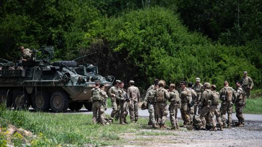Američtí vojáci a obrněnec Stryker po ukončení ukázky pro novináře