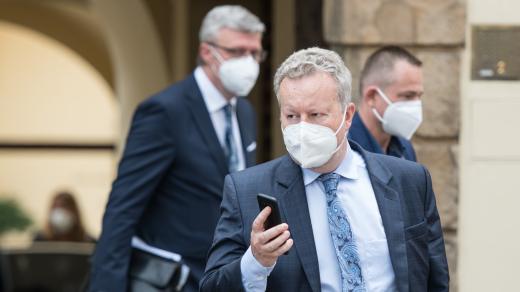 Ministr životního prostředí, Richard Brabec odchází z jednání vlády.