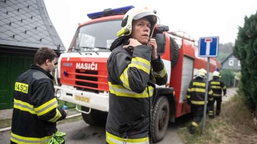 Hasiči vyráží do okolí obce kropit doutnající les