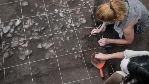 Archeologové objevili nedaleko hory Říp u obce Dušníky vzácnou pravěkou mohylu. Střepy keramiky kultury zvoncovitých pohárů.