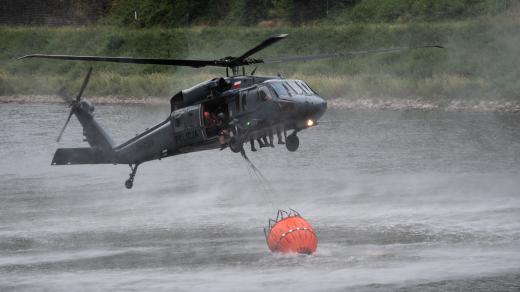 Black Hawk polské Policie zasahuje při požáru v Hřensku