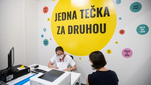 Za poslední měsíc rozdali zdravotníci přes 229 tisíc dávek vakcíny.