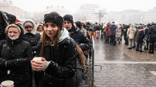 Ukrajinští uprchlíci čekají před nově zřízeným centrem pomoci v Kongresovém centru
