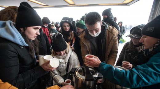 Asistenční centra, která vznikla v Praze i v dalších krajích, mají podle ministerstva vnitra řešit kromě registrace a zdravotních prohlídek nově příchozích také ubytování, logistiku, humanitární pomoc či dopravu