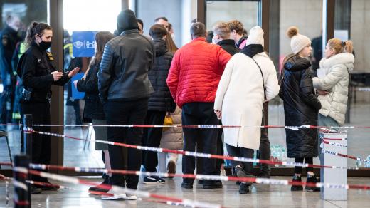 Ukrajinští uprchlíci u Kongresového centra.