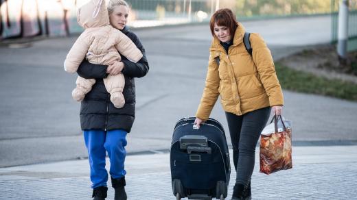 Ukrajinští uprchlíci u Kongresového centra.