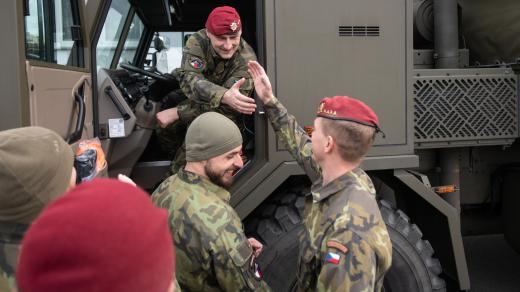 Chrudimští výsadkáři odjíždí na misi NATO na Slovensko